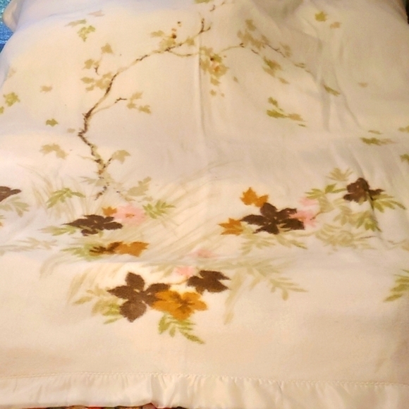 Vintage Satin Trimmed Binding Cream with Soft Floral Colored 74" x 82" Blanket - Picture 1 of 7